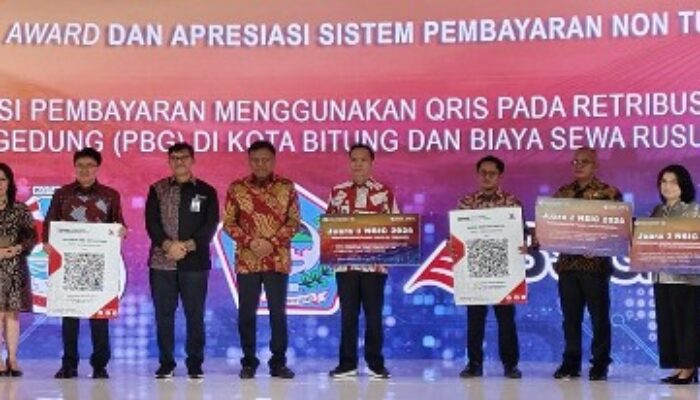 BSG Serahkan QRIS Retribusi Rusunawa dan PBG pada North Sulawesi Investment Forum 2024