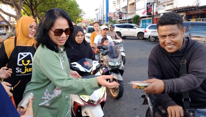 Bersama Komunitas Si Jum, Ny. Ellen Honandar – Sondakh Bagikan Ribuan Paket Takjil